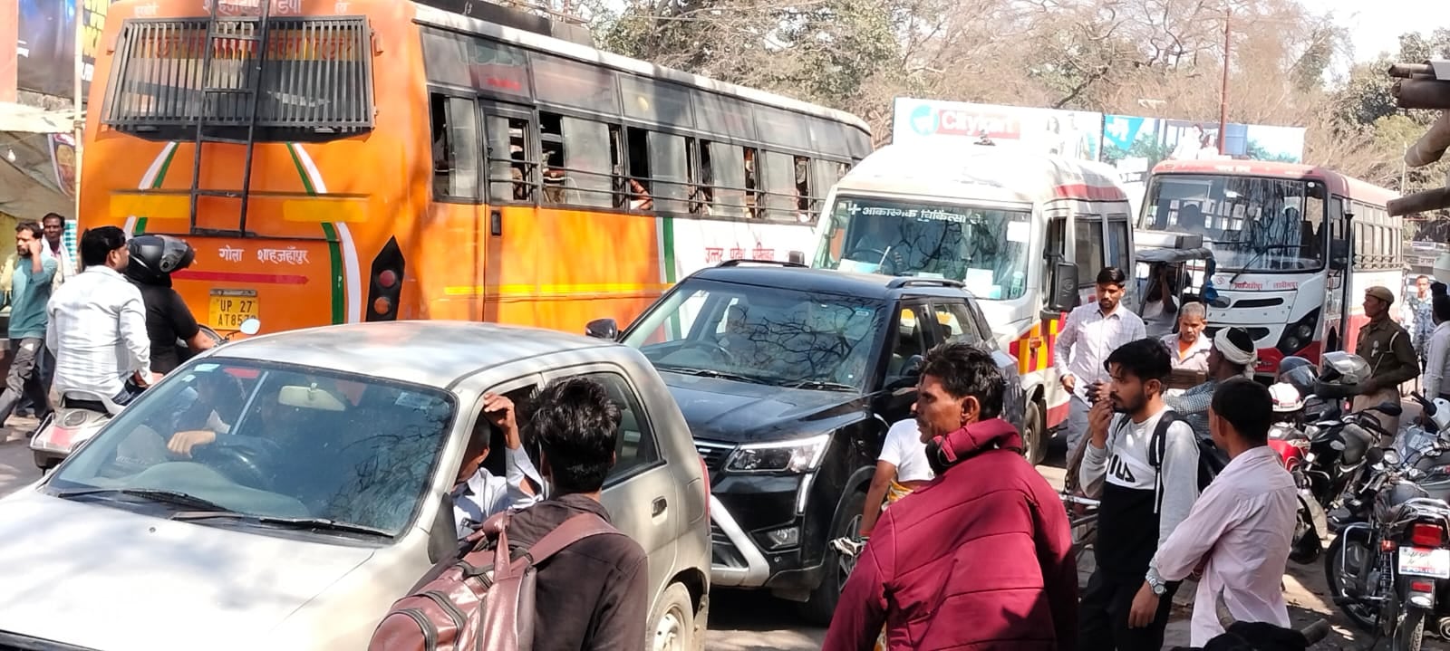 रोडवेज बस अड्डे पर दोपहर में जाम में फंसी सीओ की गाड़ी। संवाद