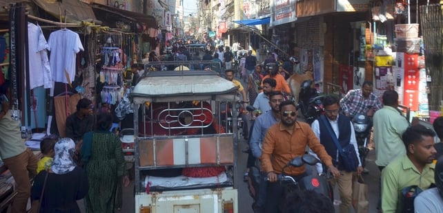 रोडवेज बस अड्डे पर दोपहर में जाम में फंसी सीओ की गाड़ी। संवाद