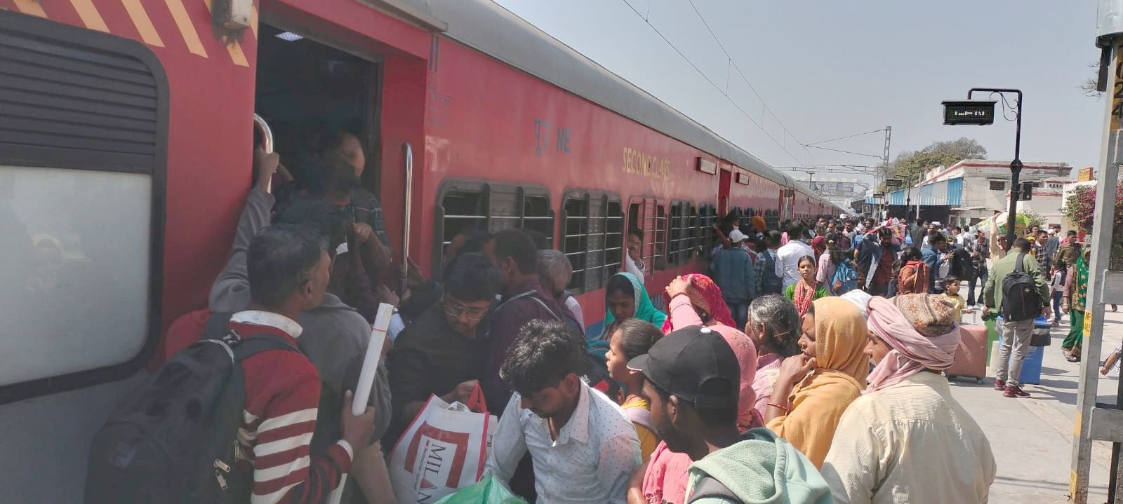 राज्यरानी एक्सप्रेस में पायदान पर खड़ा यात्री। संवाद राज्यरानी एक्सप्रेस में पायदान पर खड़ा यात्री। संवाद
