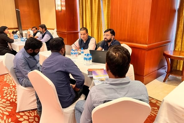 राणा प्रताप मार्ग स्थित होटल में आयोजित ग्रैंड ट्रैवल मेला में जानकारी लेते परिवार। -संवाद