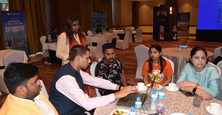 राणा प्रताप मार्ग स्थित होटल में आयोजित ग्रैंड ट्रैवल मेला में जानकारी लेते परिवार। -संवाद