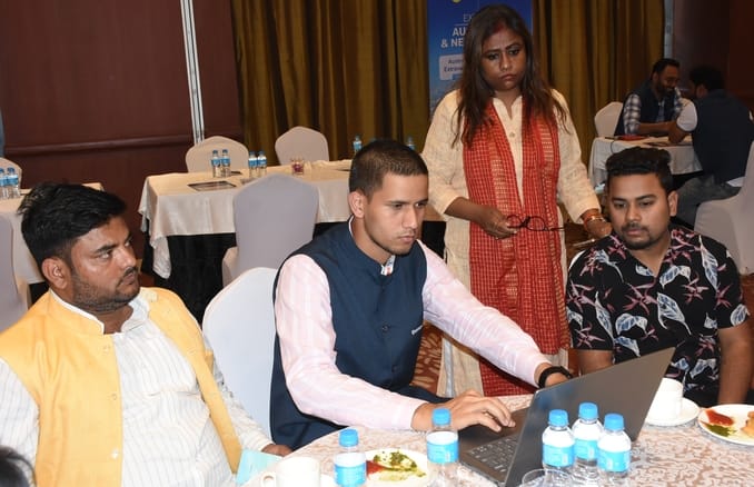 राणा प्रताप मार्ग स्थित होटल में आयोजित ग्रैंड ट्रैवल मेला में जानकारी लेते परिवार। -संवाद