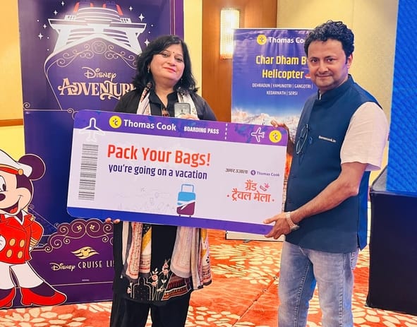 राणा प्रताप मार्ग स्थित होटल में आयोजित ग्रैंड ट्रैवल मेला में जानकारी लेते परिवार। -संवाद