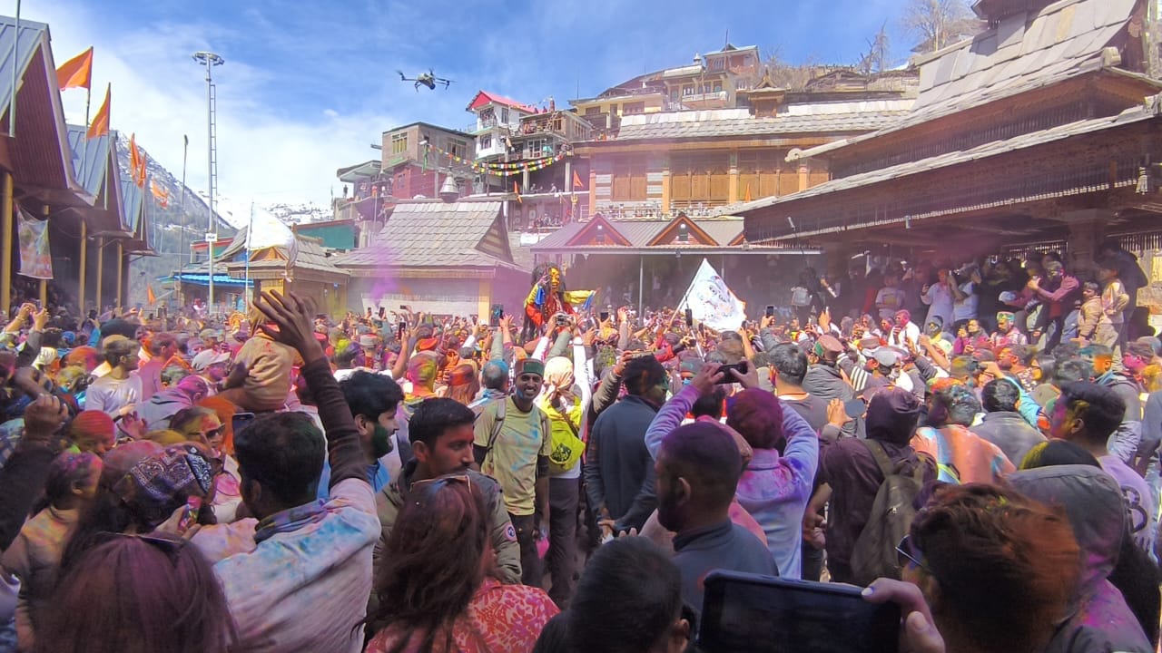 सांगला के होली उत्सव में नाचते पर्यटक। संवाद