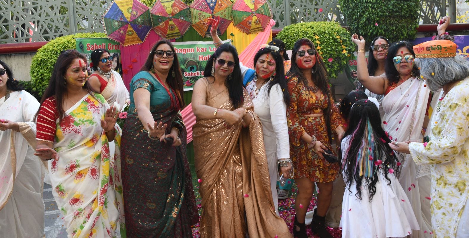 सहेली ग्रुप की ओर से गोमतीनगर के एक होटल में सोमवार को होली पार्टी का आयोजन किया गया। 