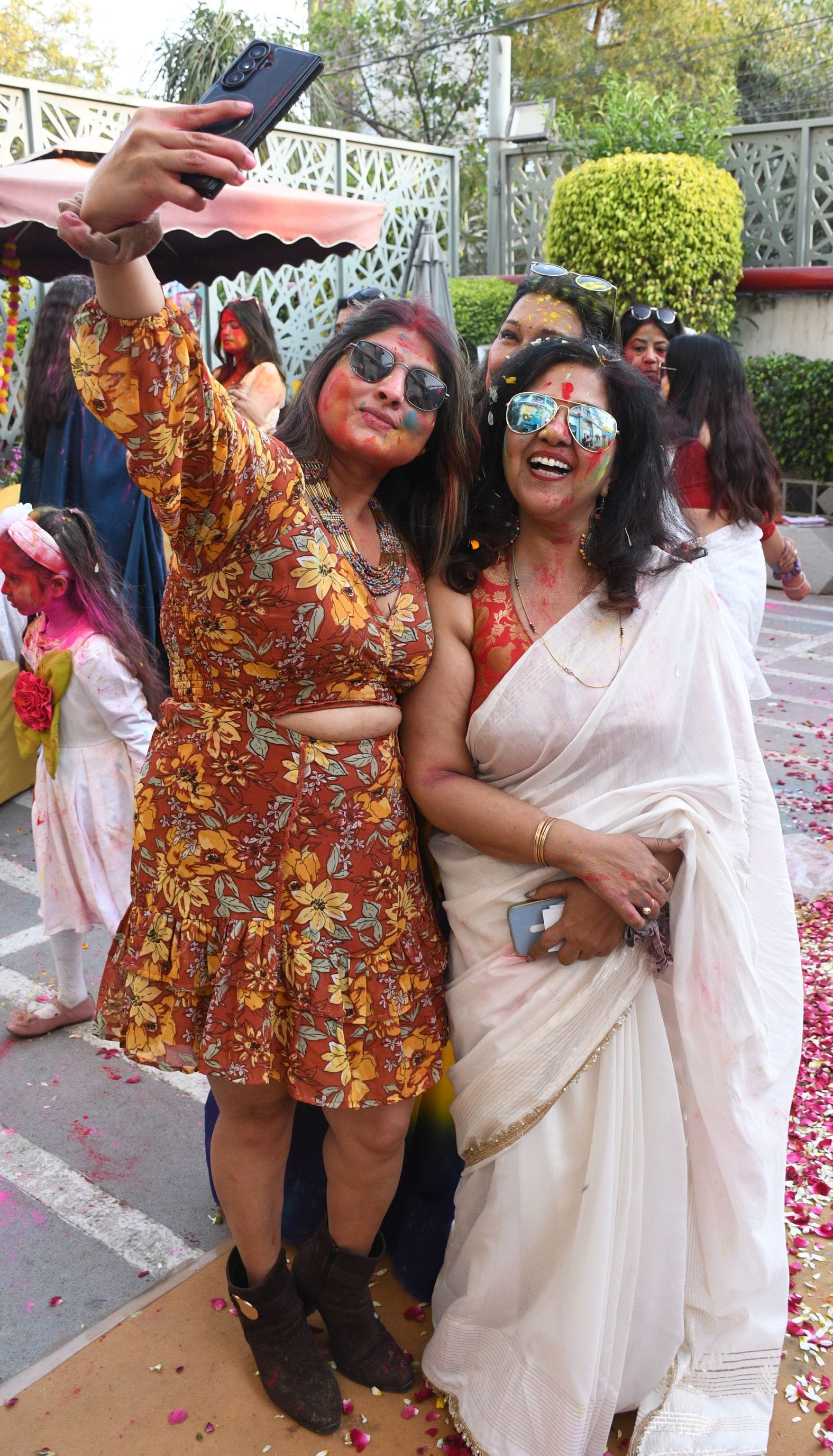 सहेली ग्रुप की ओर से गोमतीनगर के एक होटल में सोमवार को होली पार्टी का आयोजन किया गया। 