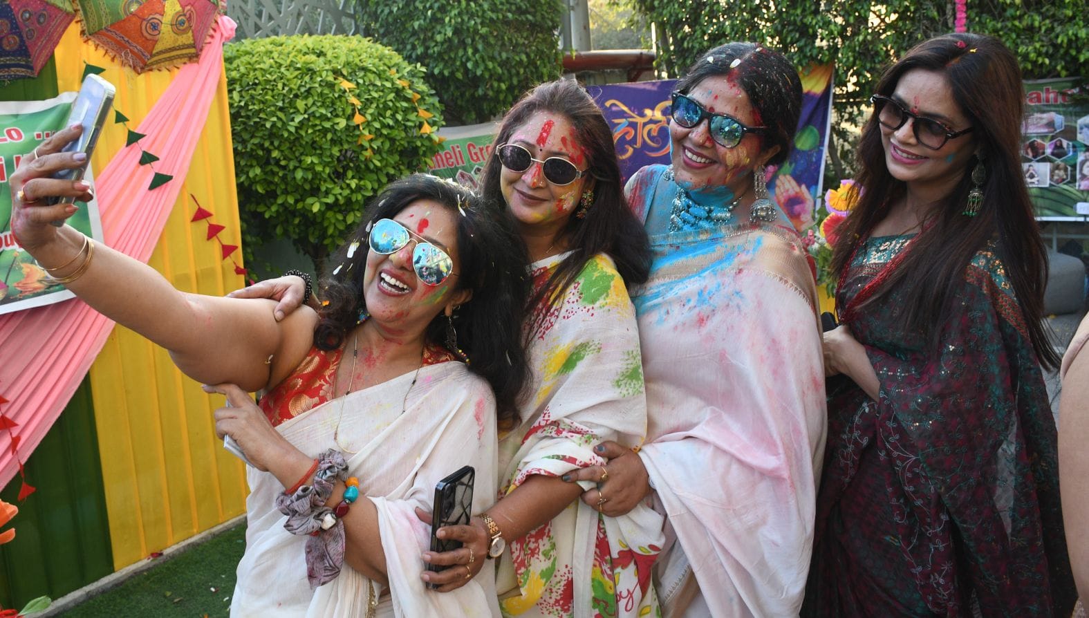 सहेली ग्रुप की ओर से गोमतीनगर के एक होटल में सोमवार को होली पार्टी का आयोजन किया गया। 