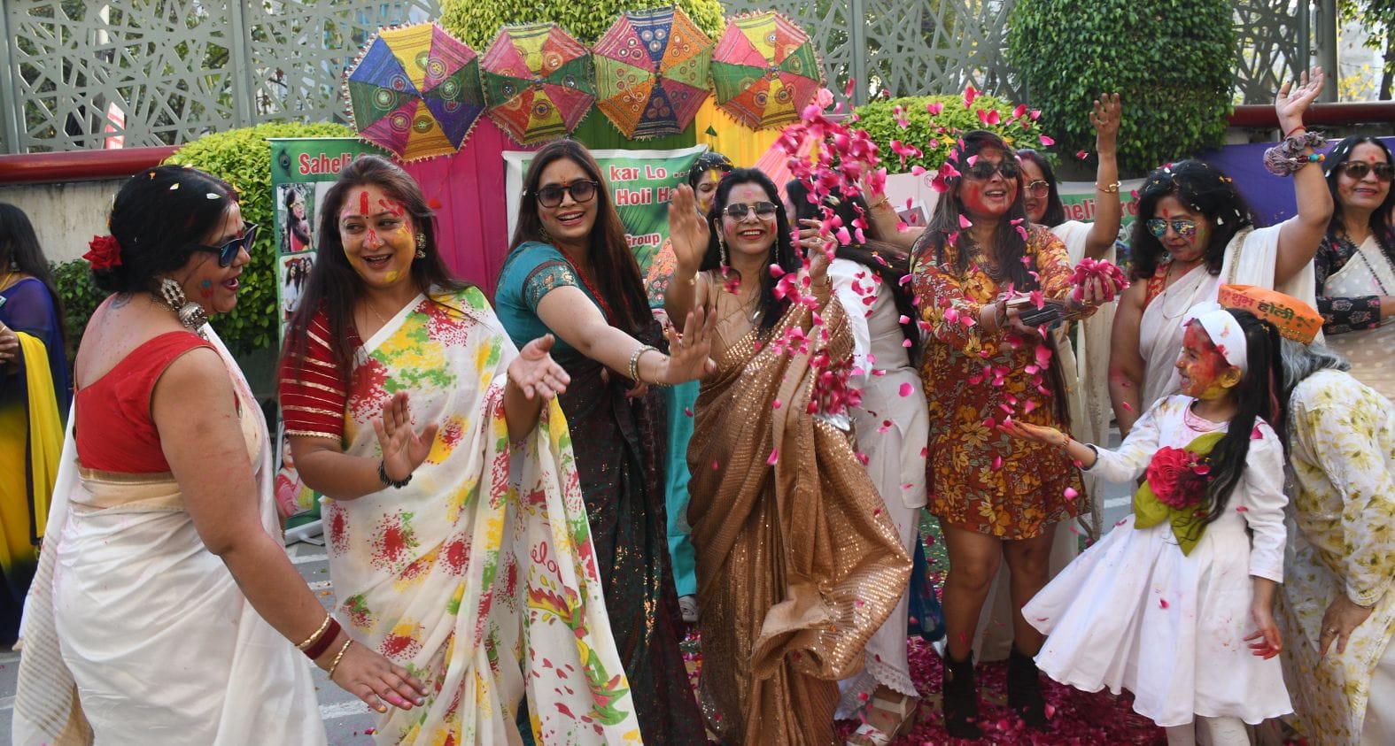 सहेली ग्रुप की ओर से गोमतीनगर के एक होटल में सोमवार को होली पार्टी का आयोजन किया गया। 