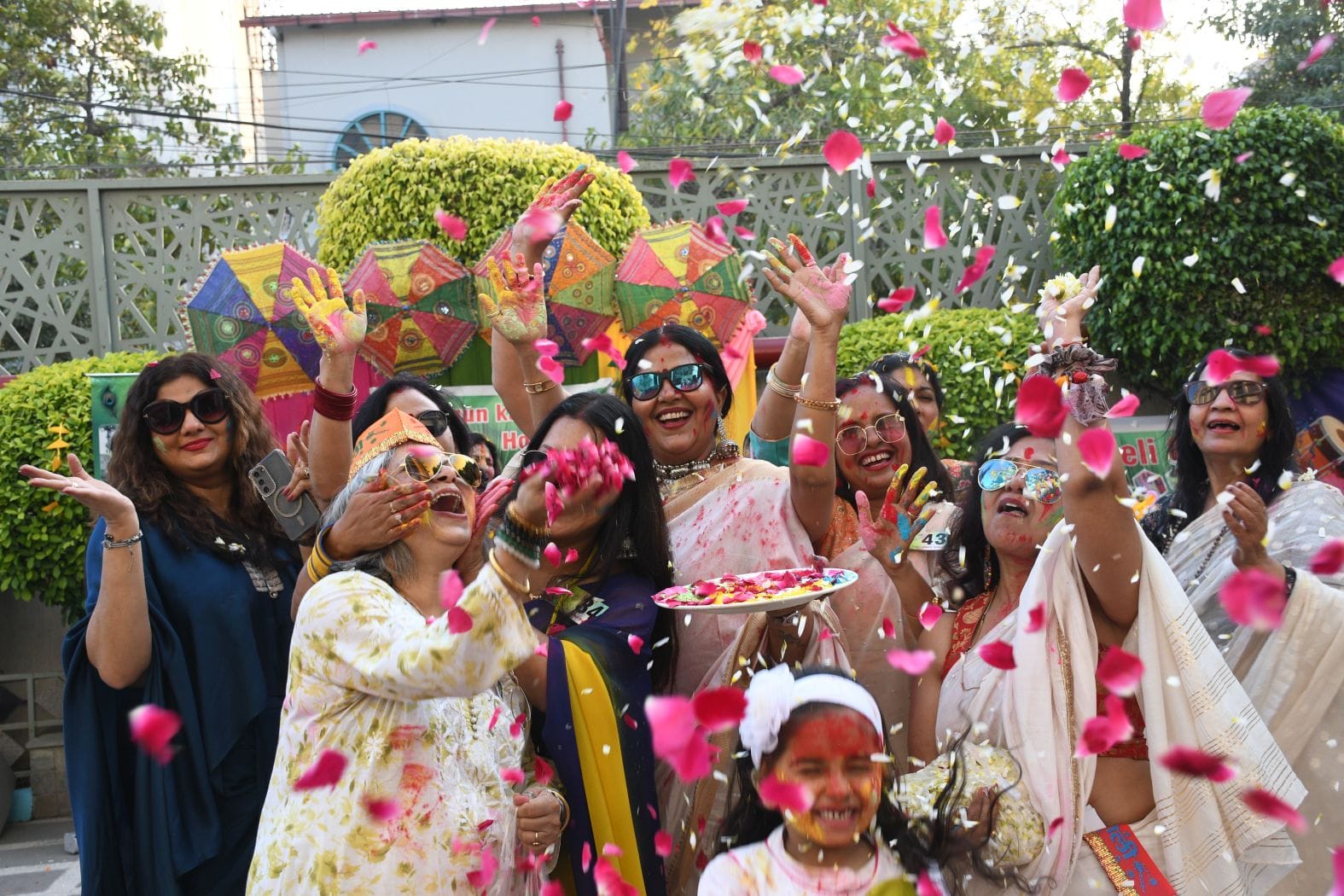 सहेली ग्रुप की ओर से गोमतीनगर के एक होटल में सोमवार को होली पार्टी का आयोजन किया गया। 