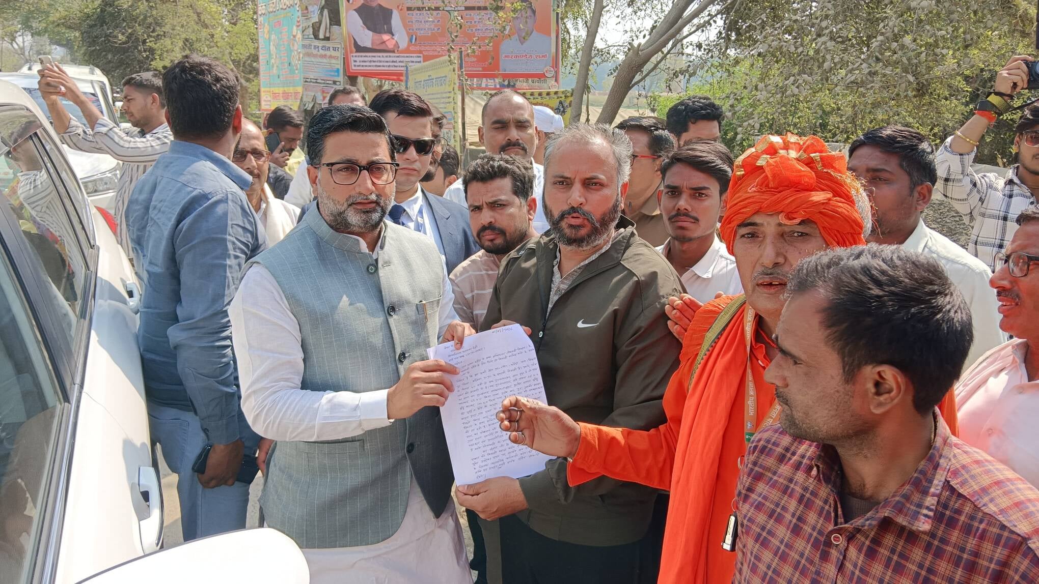 सिकंदरपुर क्षेत्र के कठौड़ा गांव में तीन दिनों से विद्युत आपूर्ति बंद होने के बाद सिकंदरपुर विद