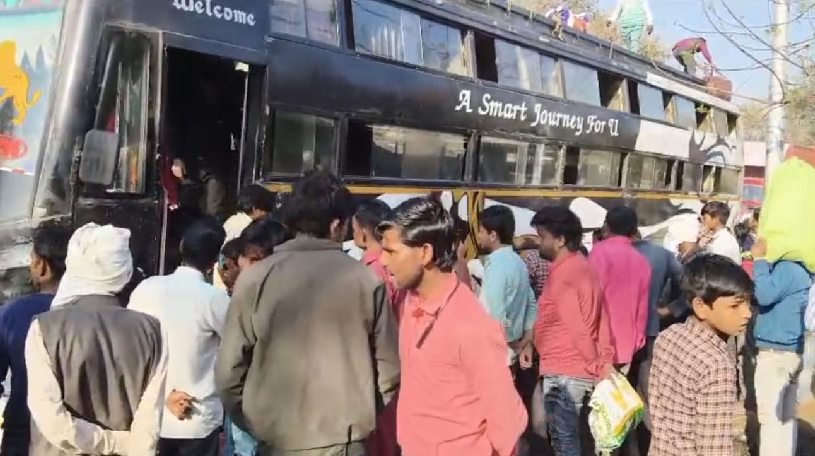 स्लीपर बस को सीज करते एआरटीओ हरिओम। स्रोत- विभाग