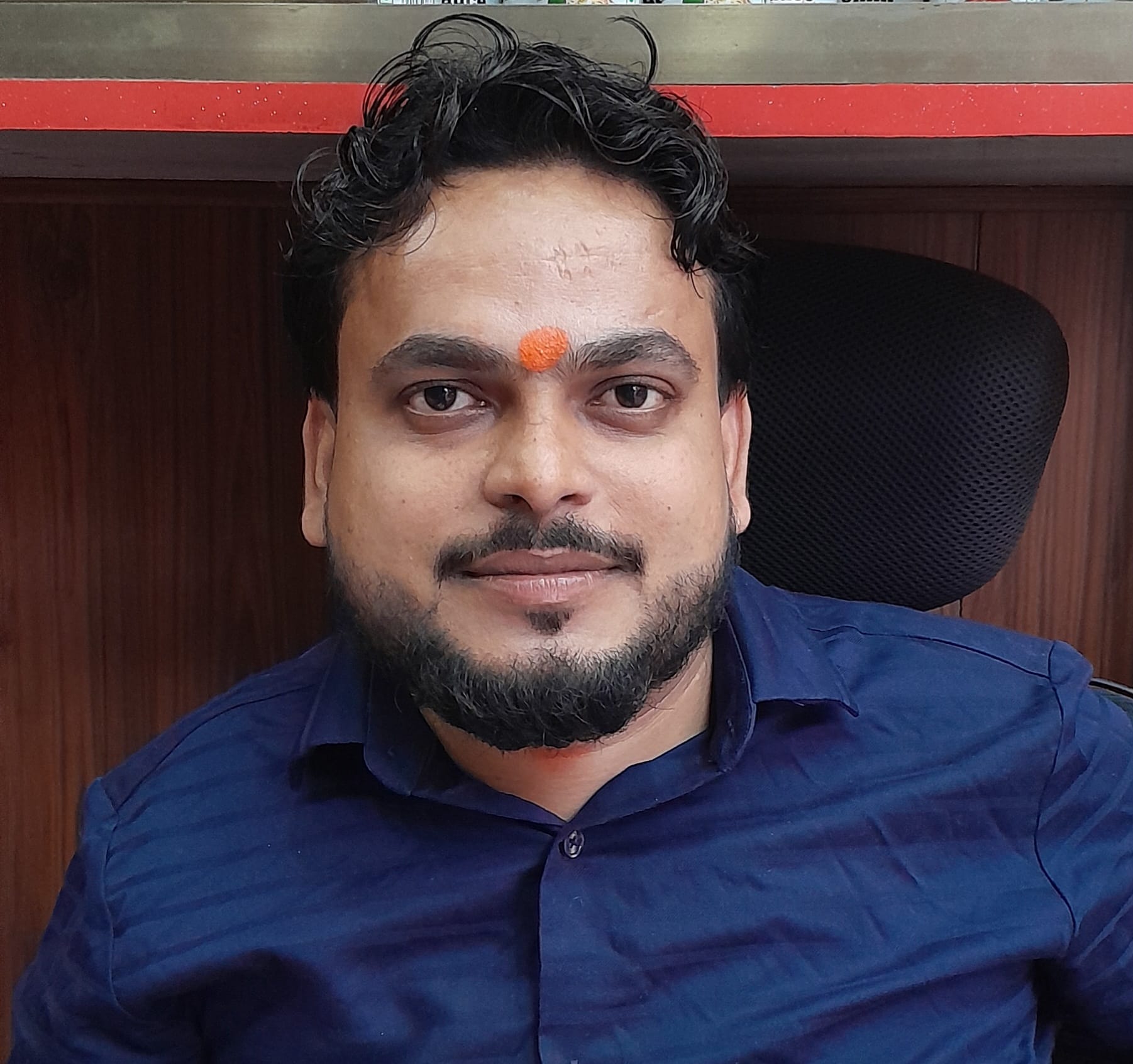 सरायअकिल में रंग व गुलाल से सजी दुकान और बैठा दुकानदार- संवाद सरायअकिल में रंग व गुलाल से सजी दुकान और बैठा दुकानदार- संवाद