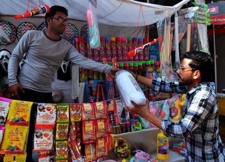 शाहजहांपुर में खोया मंडी में मावा खरीदते लोग। संवाद