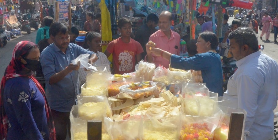 शाहजहांपुर में खोया मंडी में मावा खरीदते लोग। संवाद