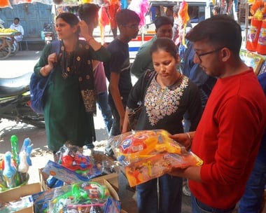 शाहजहांपुर में खोया मंडी में मावा खरीदते लोग। संवाद
