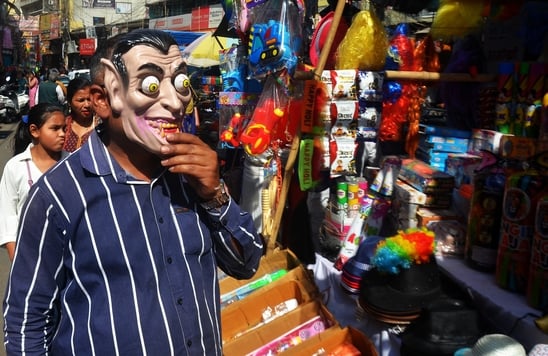 शाहजहांपुर में खोया मंडी में मावा खरीदते लोग। संवाद
