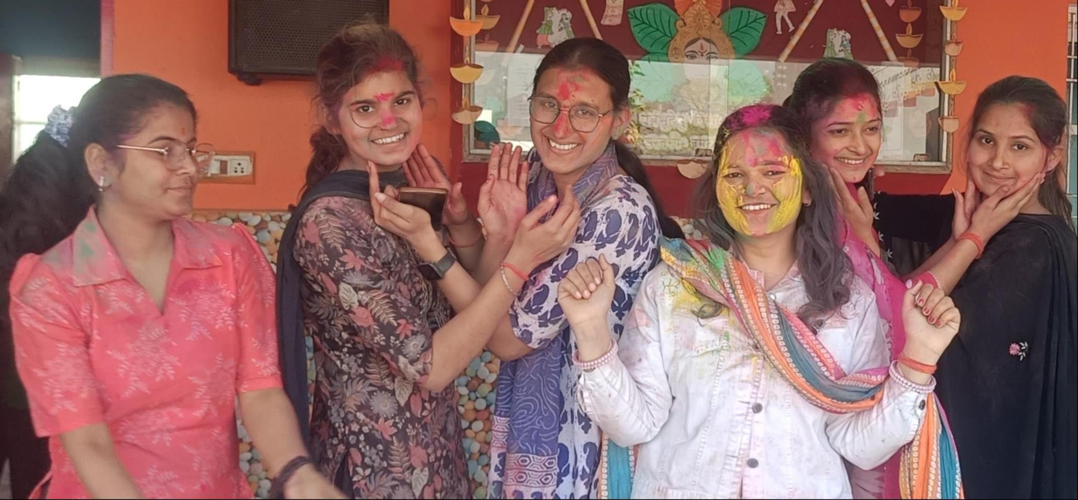 शहर में सोमवार को एक-दूसरे को गुलाल लगाकर होली की शुभकामनाएं देतीं युवतियां। - संवाद शहर में सोमवार को एक-दूसरे को गुलाल लगाकर होली की शुभकामनाएं देतीं युवतियां। - संवाद
