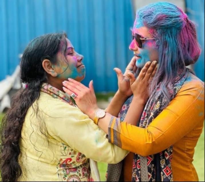 शहर में सोमवार को एक-दूसरे को गुलाल लगाकर होली की शुभकामनाएं देतीं युवतियां। - संवाद शहर में सोमवार को एक-दूसरे को गुलाल लगाकर होली की शुभकामनाएं देतीं युवतियां। - संवाद