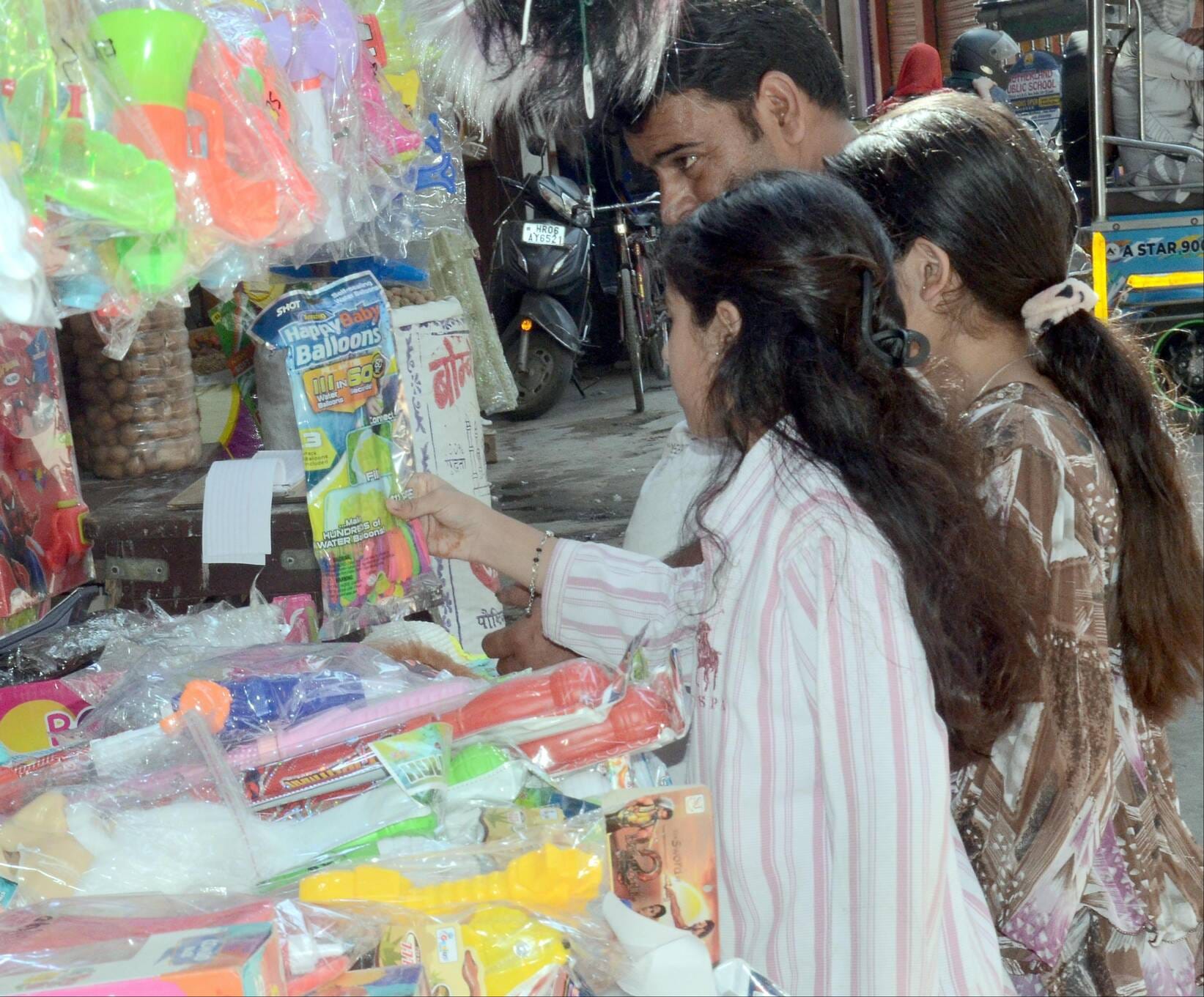 शामली के बड़ा बाजार में होली पर गुजियां की खरीदारी करती महिलाएं । संवाद शामली के बड़ा बाजार में होली पर गुजियां की खरीदारी करती महिलाएं । संवाद