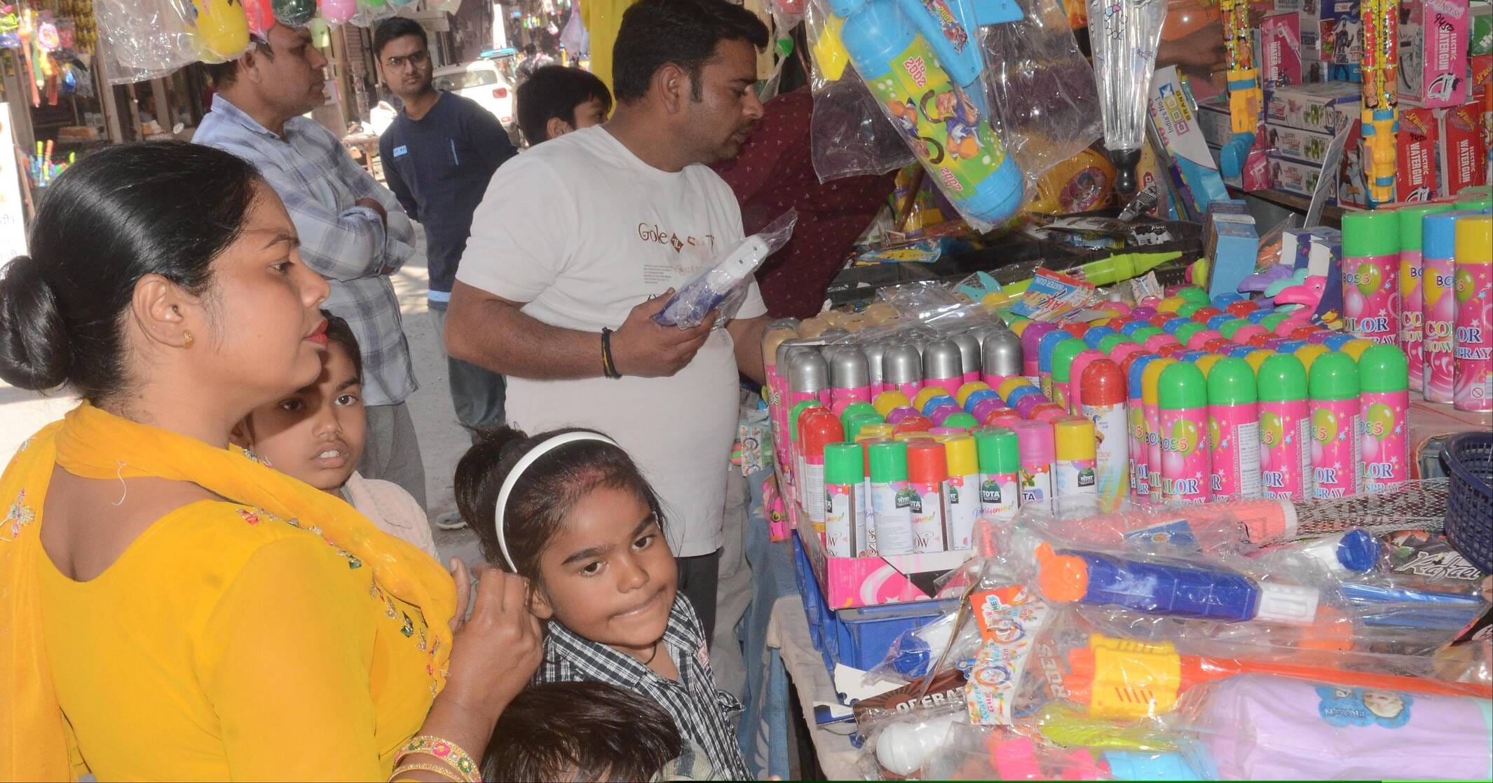 शामली के बड़ा बाजार में होली पर गुजियां की खरीदारी करती महिलाएं । संवाद शामली के बड़ा बाजार में होली पर गुजियां की खरीदारी करती महिलाएं । संवाद