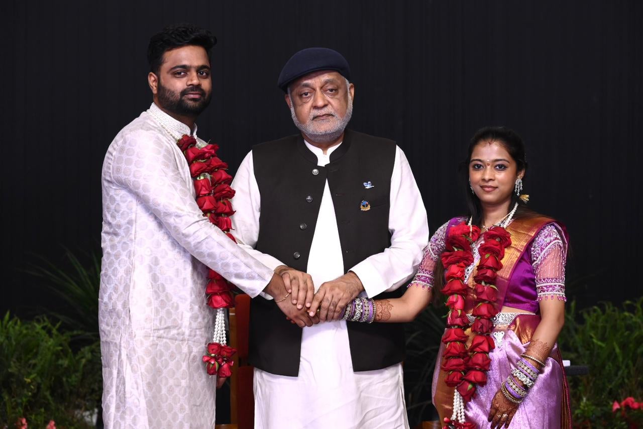 श्री रामचंद्र मिशन आश्रम में दाजी से आशीर्वाद लेते अभ्यासी। स्रोत: मिशन श्री रामचंद्र मिशन आश्रम में दाजी से आशीर्वाद लेते अभ्यासी। स्रोत: मिशन