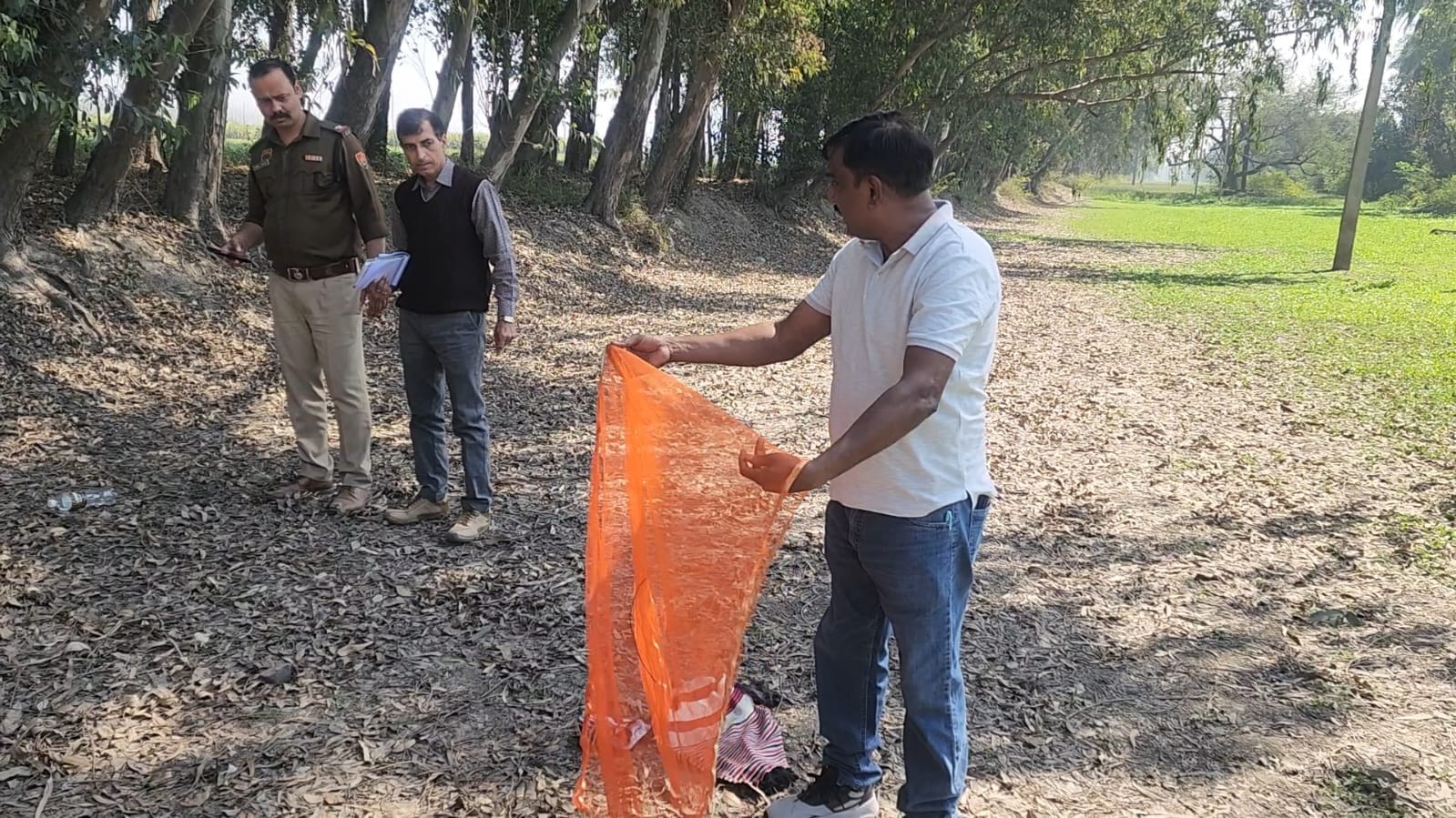  शव से कुछ ही दूरी पर मिले जूते को कब्जे में लेती पुलिस। संवाद