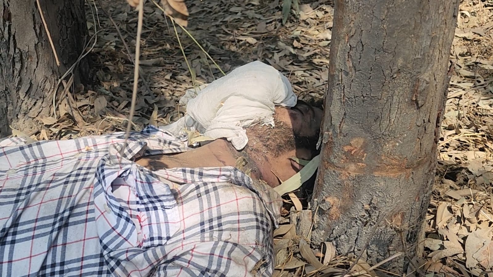  शव से कुछ ही दूरी पर मिले जूते को कब्जे में लेती पुलिस। संवाद