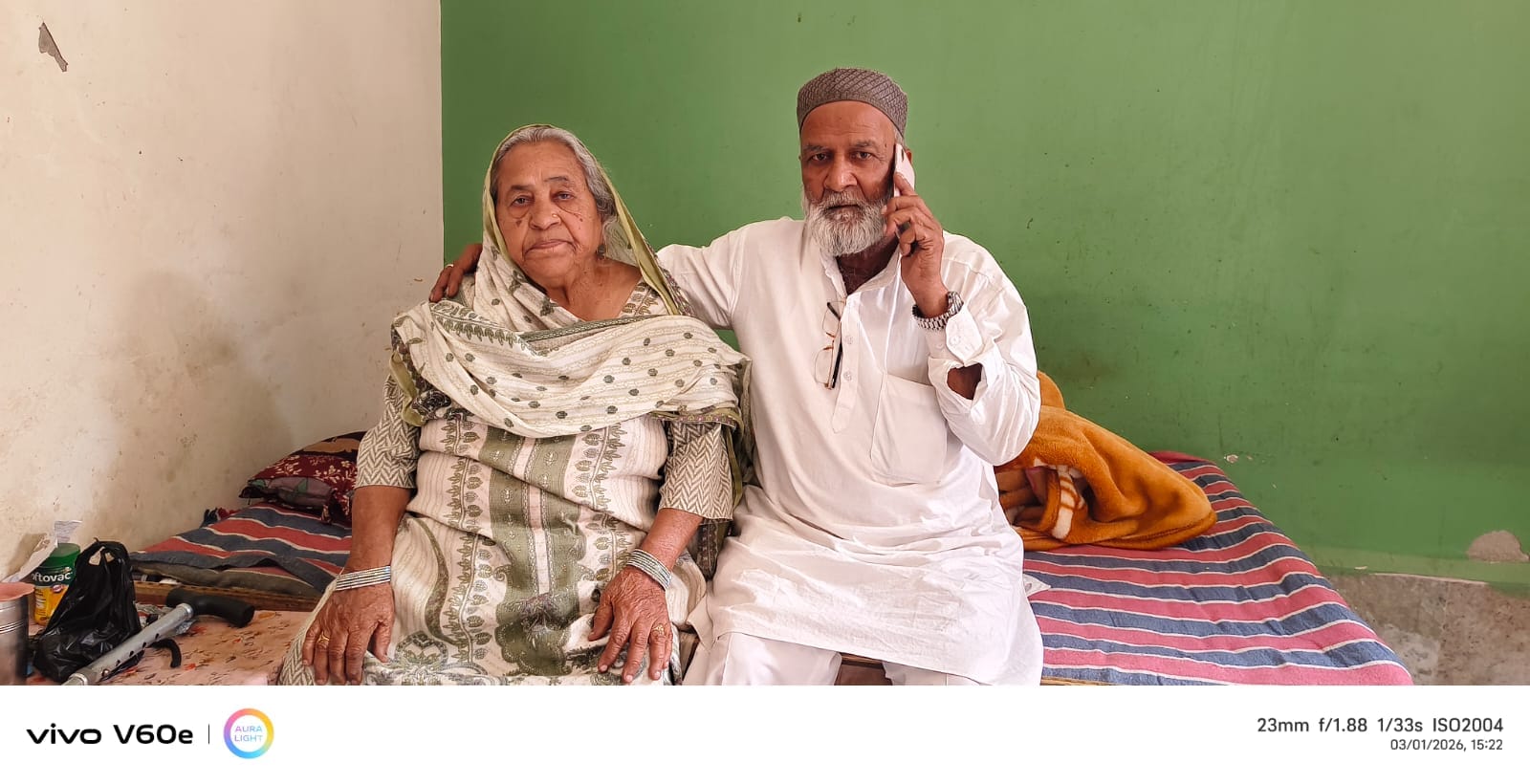 दुबई में पत्नी व बच्ची के साथ इंजीनियर शुभम राज सक्सेना। स्रोत परिजन