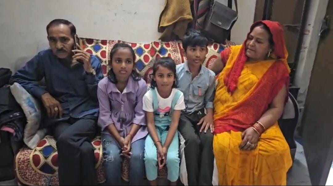 दुबई में पत्नी व बच्ची के साथ इंजीनियर शुभम राज सक्सेना। स्रोत परिजन