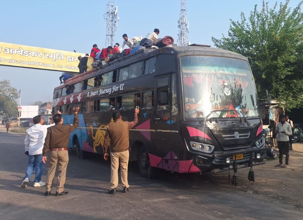 दिल्ली के आनंद बिहार बस स्टाॅप पर भटक रहे लखीमपुर के यात्री। स्रोत : जागरूक यात्री दिल्ली के आनंद बिहार बस स्टाॅप पर भटक रहे लखीमपुर के यात्री। स्रोत : जागरूक यात्री
