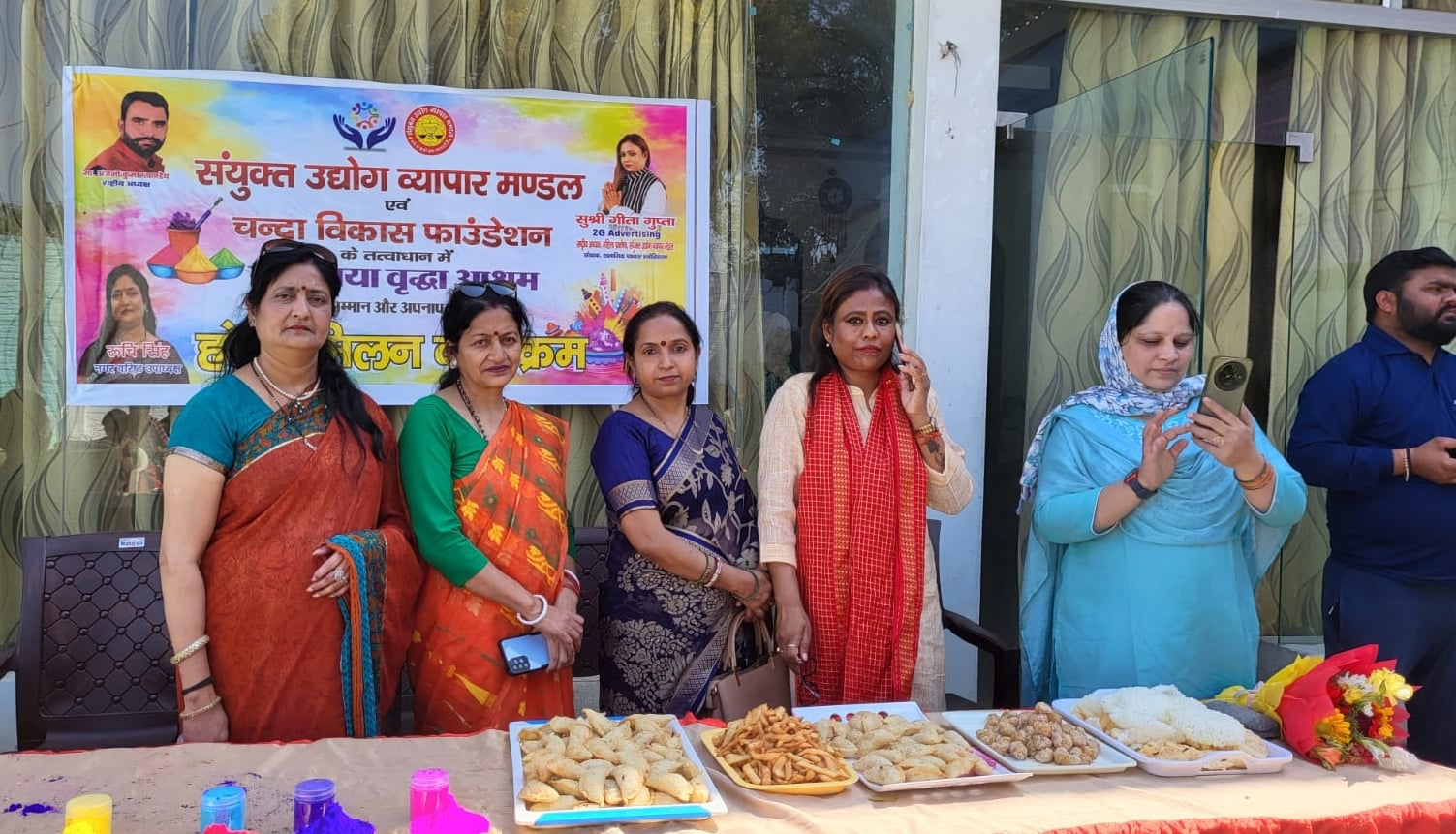 वृद्धाश्रम में उमड़ा अपनत्व का रंग वृद्धाश्रम में उमड़ा अपनत्व का रंग