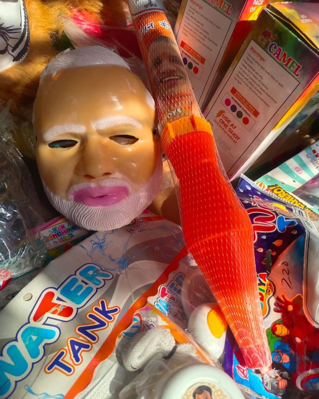 14-गांधी कैंप बाजार में दुकान से पिचकारी, रंग-गुलाल की खरीदारी करने पहुंचे ग्राहक। संवाद