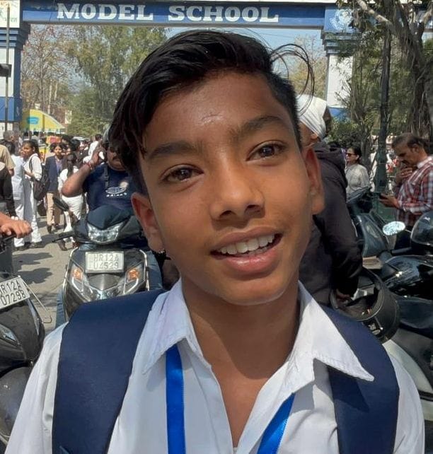 26-आंबेडकर चौक स्थित मॉडल स्कूल में सीबीएसई 10वीं के हिंदी विषय का पेपर देकर लौटते विद्यार्थी।