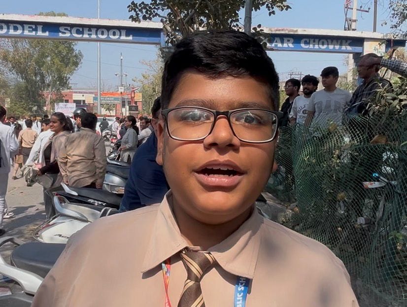 26-आंबेडकर चौक स्थित मॉडल स्कूल में सीबीएसई 10वीं के हिंदी विषय का पेपर देकर लौटते विद्यार्थी।