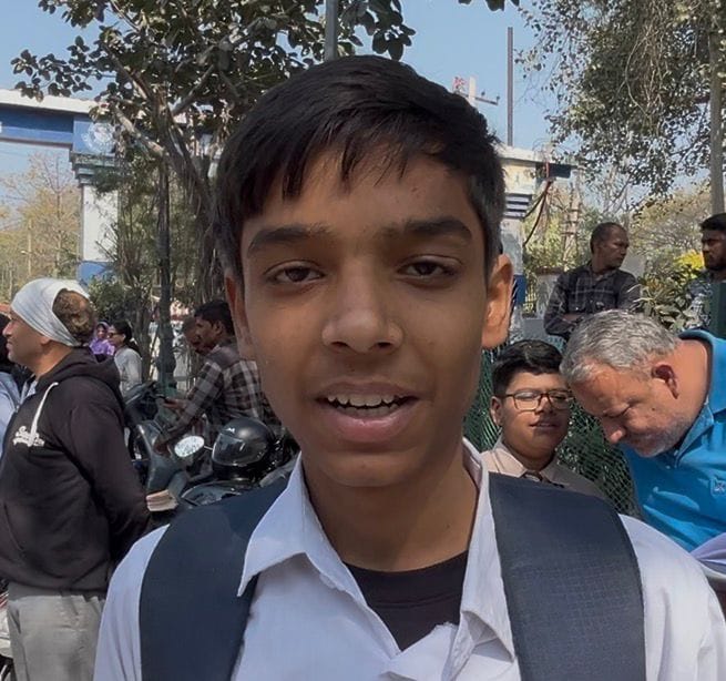 26-आंबेडकर चौक स्थित मॉडल स्कूल में सीबीएसई 10वीं के हिंदी विषय का पेपर देकर लौटते विद्यार्थी।