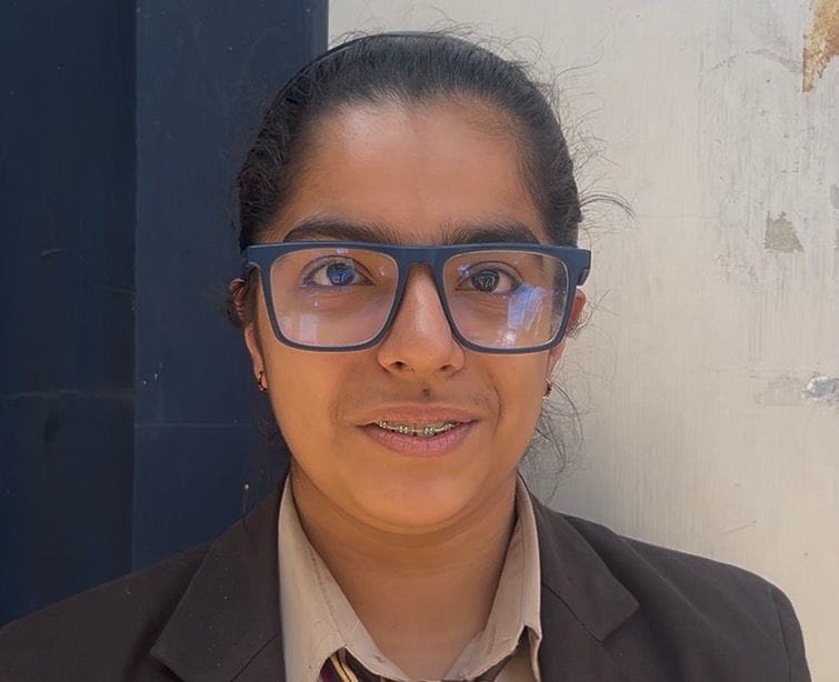 26-आंबेडकर चौक स्थित मॉडल स्कूल में सीबीएसई 10वीं के हिंदी विषय का पेपर देकर लौटते विद्यार्थी।