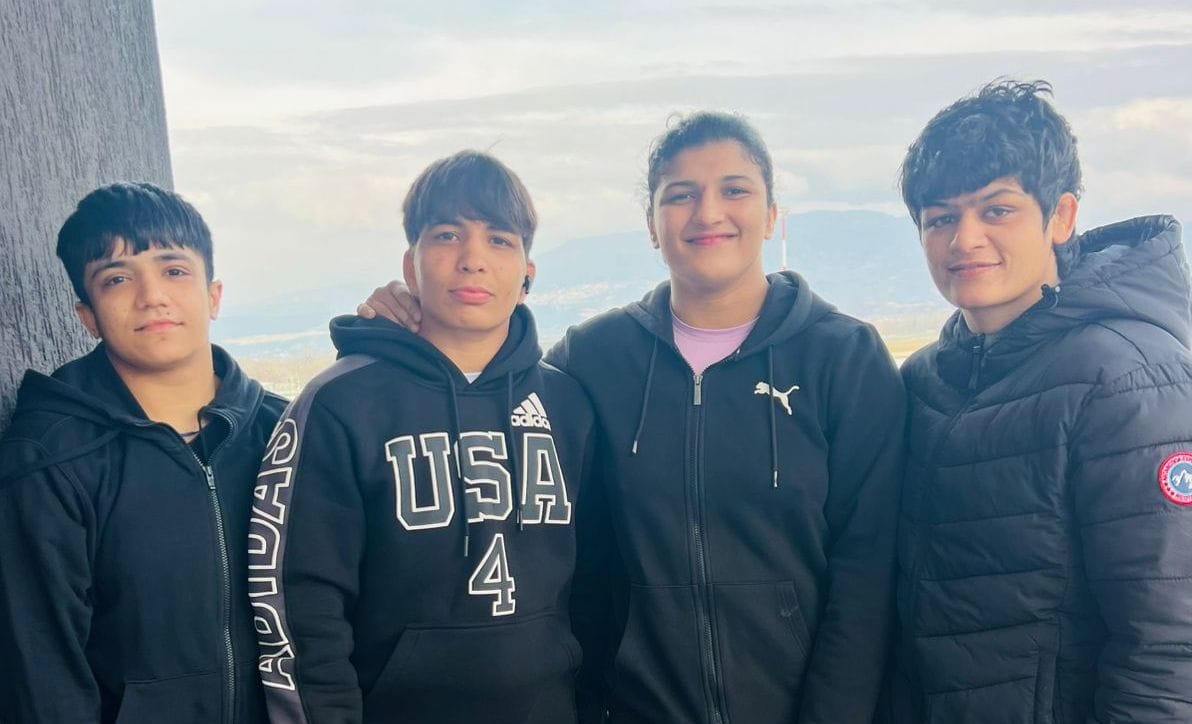 44-अल्बिनिया में हवाई जहाज में यात्रा के दौरान का भारतीय महिला पहलवानों का दल। स्रोत : सोशल मी