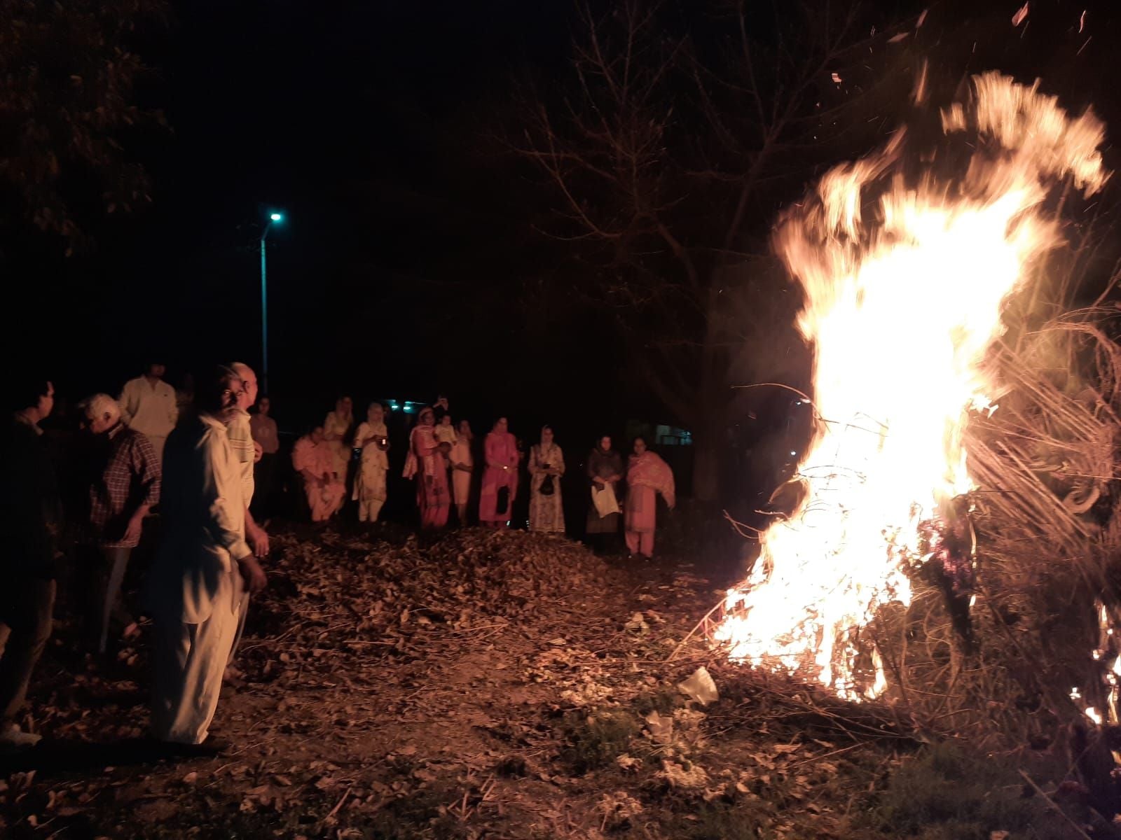50-शहर में सुबह रेलवे रोड पर होली पूजन करती महिलाएं । संवाद 50-शहर में सुबह रेलवे रोड पर होली पूजन करती महिलाएं । संवाद