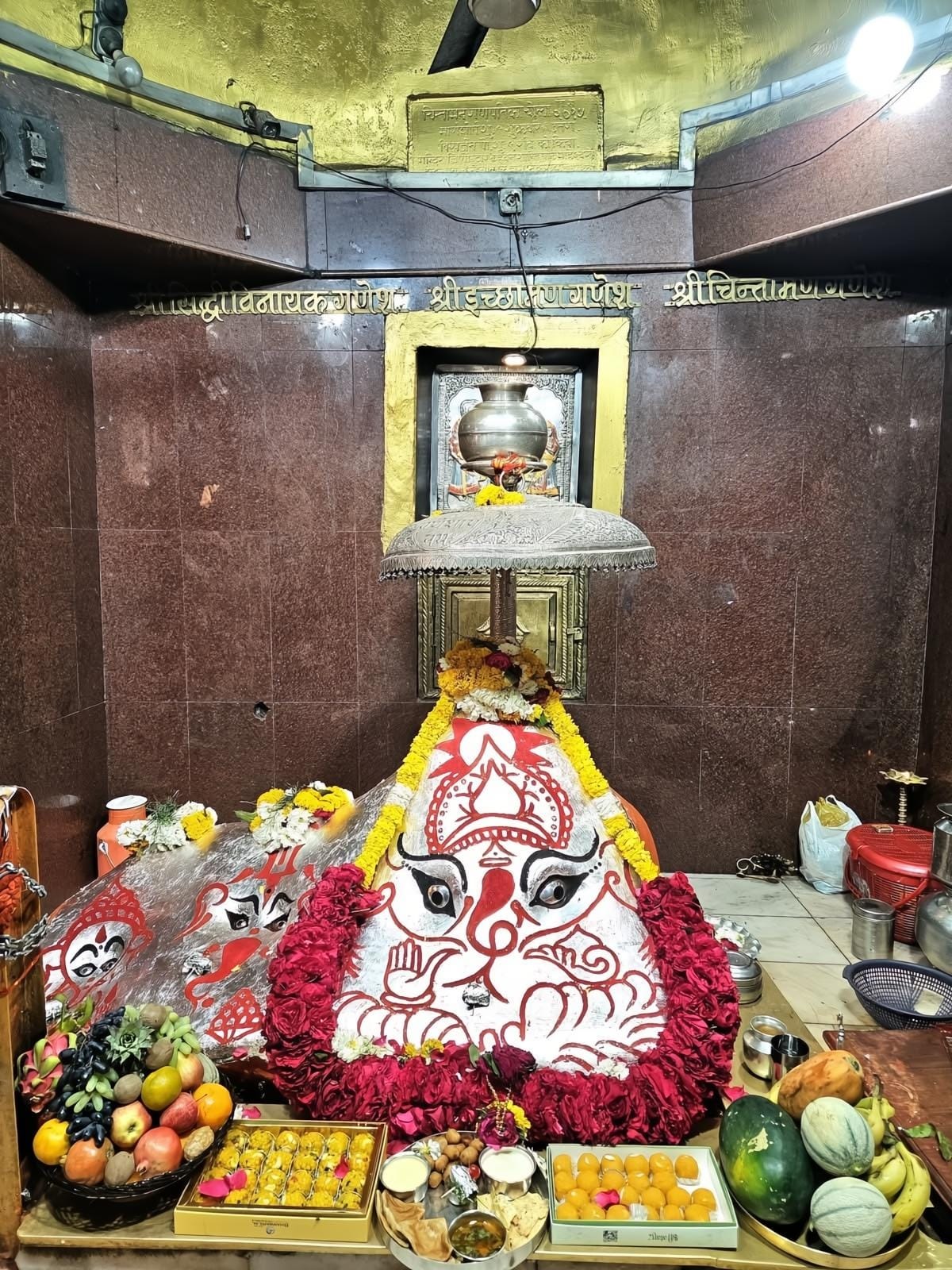 ऐसे हो रही सजावट ऐसे हो रही सजावट