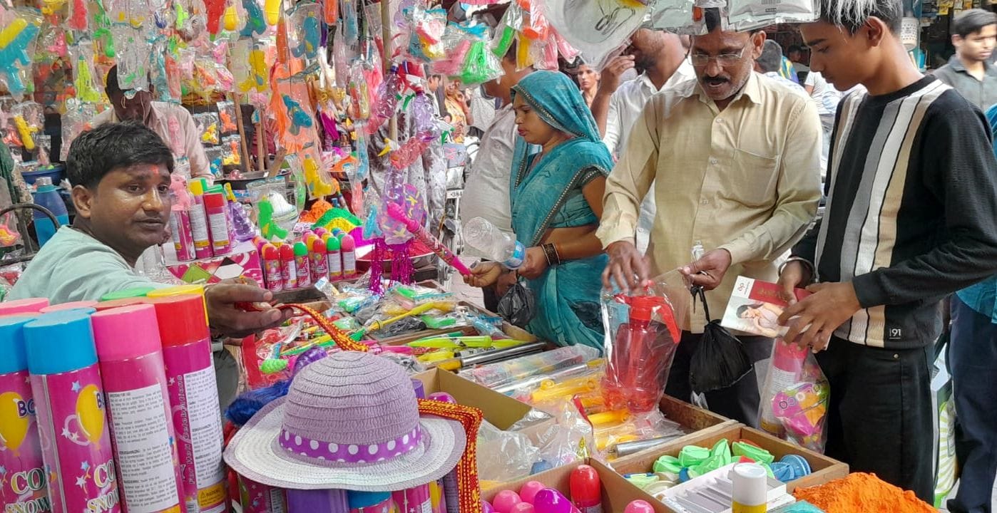 अजुहा कस्बे में किराने की दुकान में खरीदारी करते लोग।  संवाद