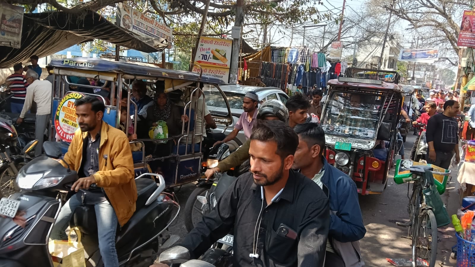 बाजार में एक दालमोठ की दुकानों पर लगी भीड़। संवाद बाजार में एक दालमोठ की दुकानों पर लगी भीड़। संवाद
