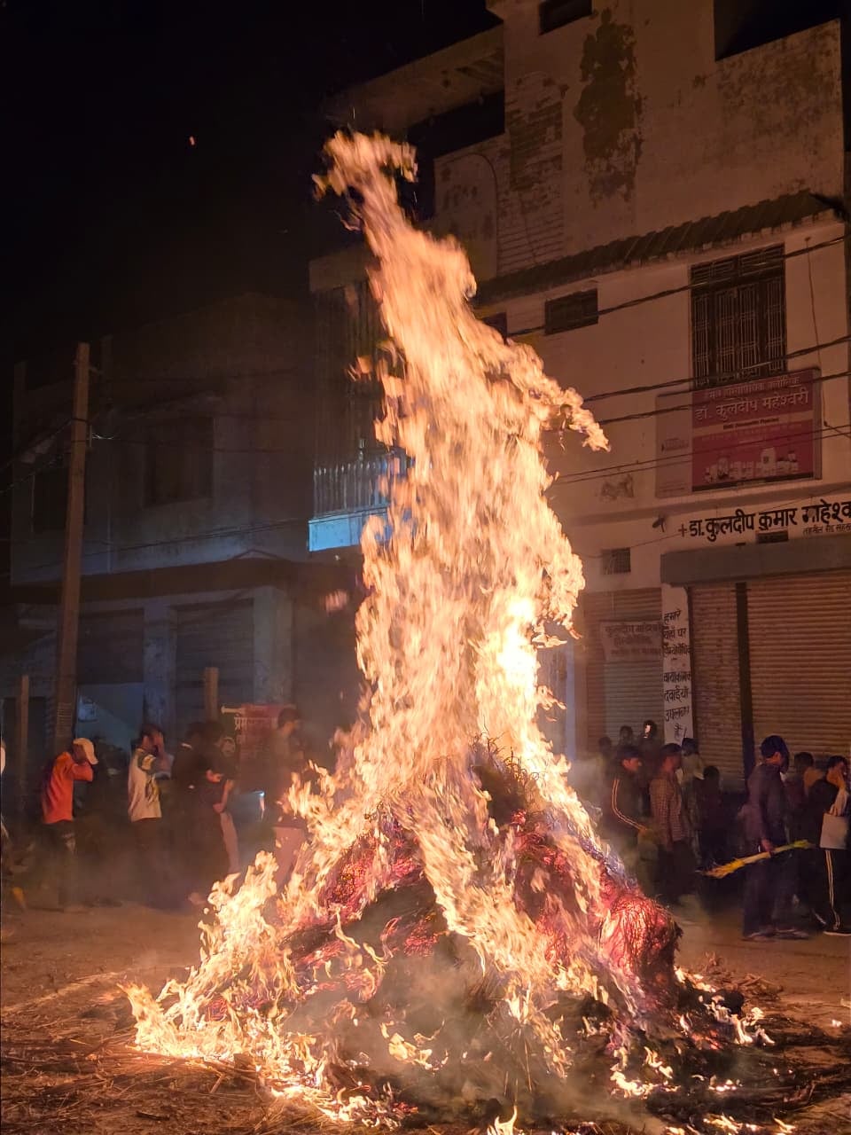 बिल्सी में हुआ होलिका दहन। संवाद बिल्सी में हुआ होलिका दहन। संवाद
