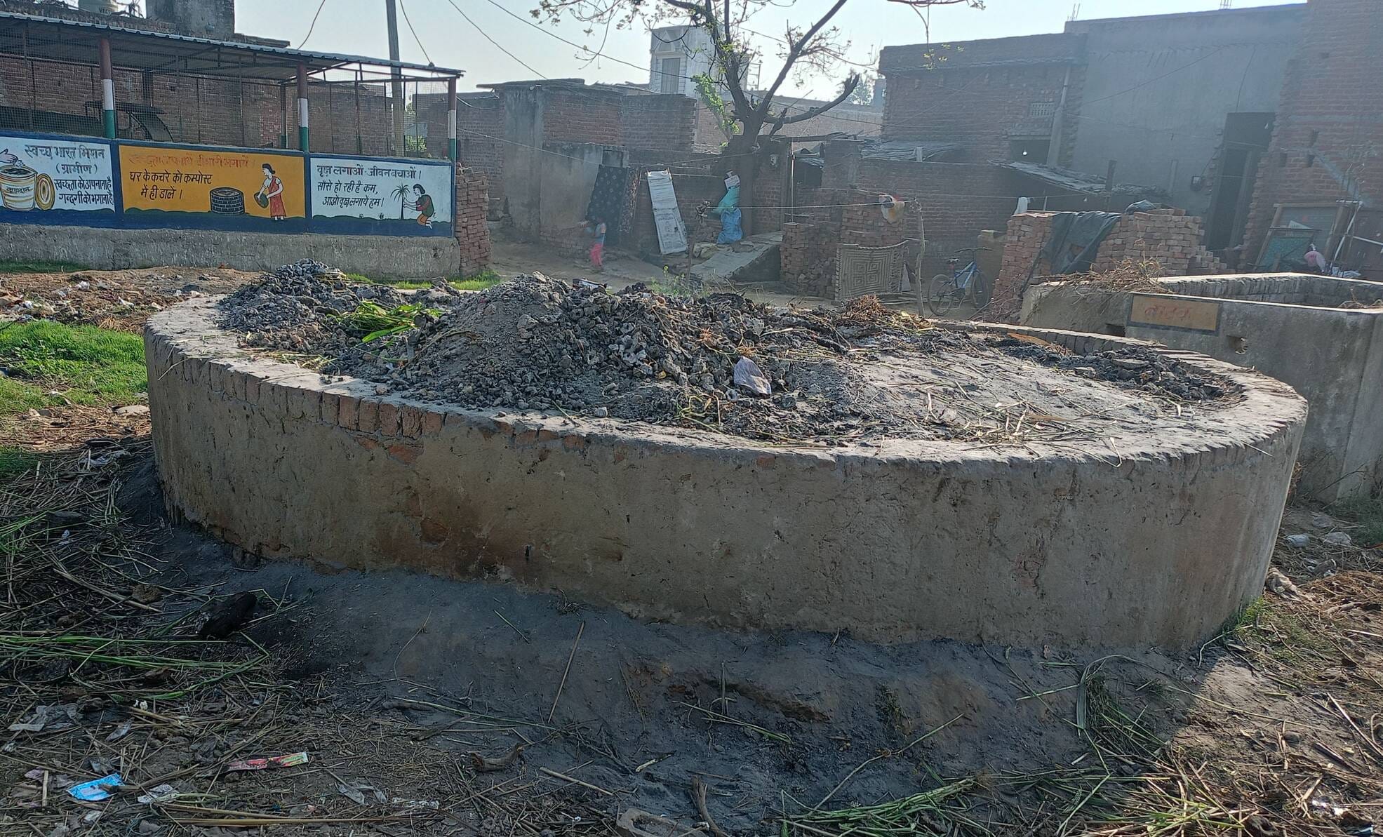 बिसौली में आग से जली केबिल। संवाद