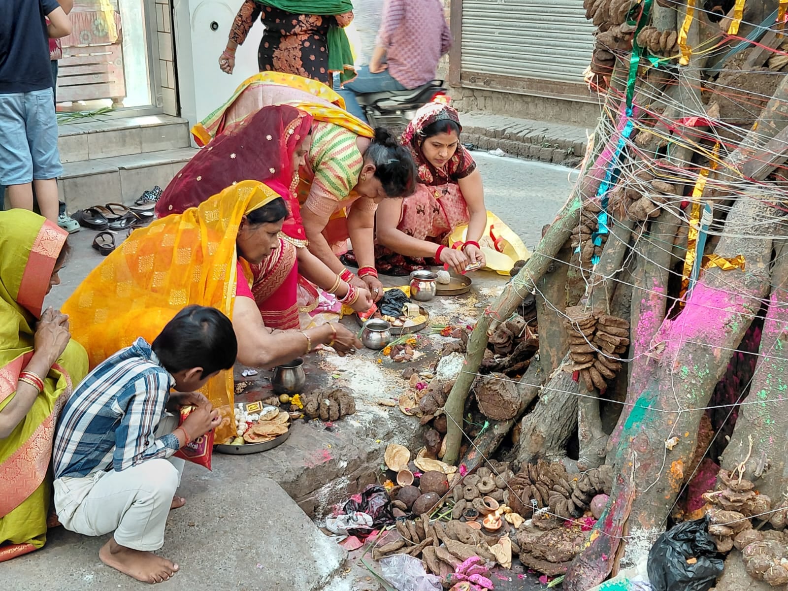 बीसलपुर के मोहल्ला दुबे में होली का पूजन करते श्रद्धालु संवाद बीसलपुर के मोहल्ला दुबे में होली का पूजन करते श्रद्धालु संवाद