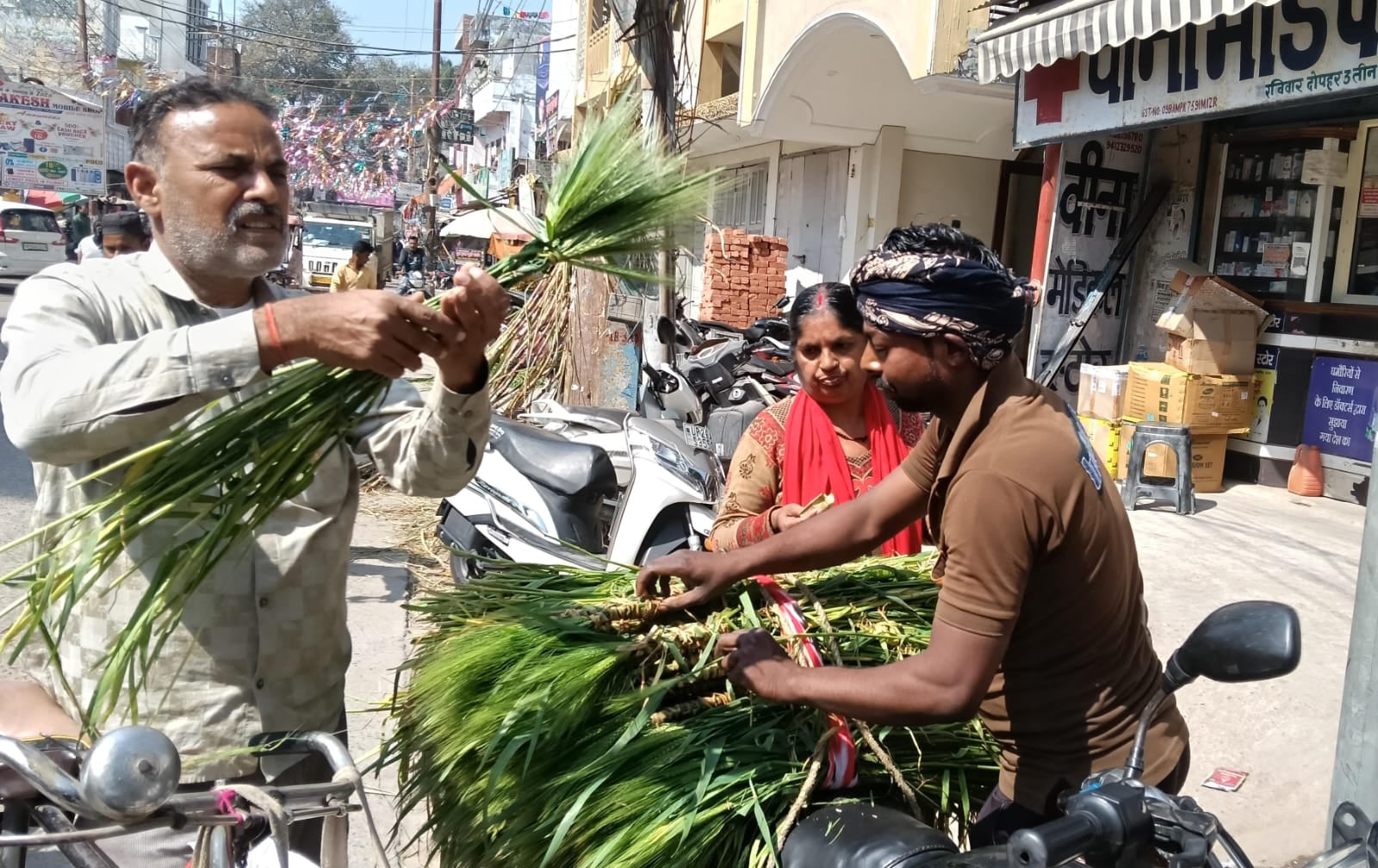बीसलपुर के मोहल्ला दुबे में होली का पूजन करते श्रद्धालु संवाद बीसलपुर के मोहल्ला दुबे में होली का पूजन करते श्रद्धालु संवाद