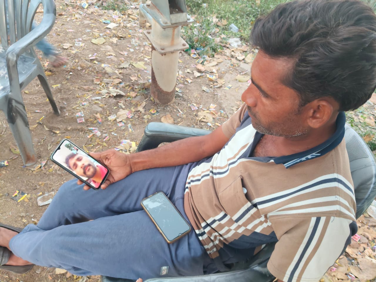 फोटो 02 एचएएमपी 29- अमित दुबई में मौजूद अपने छोटे भाई सुमित से बात करते हुए।   संवाद