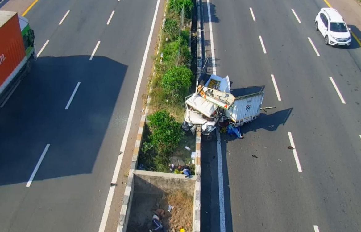 फोटो-11-बस को ओवरटेक करते हुए अनियंत्रित होकर डिवाइडर की तरफ जाता लोडर। स्रोत: सीसी टीवी वीडियो
