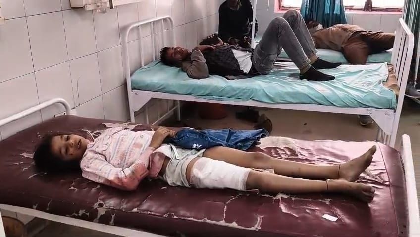 फोटो-11-बस को ओवरटेक करते हुए अनियंत्रित होकर डिवाइडर की तरफ जाता लोडर। स्रोत: सीसी टीवी वीडियो