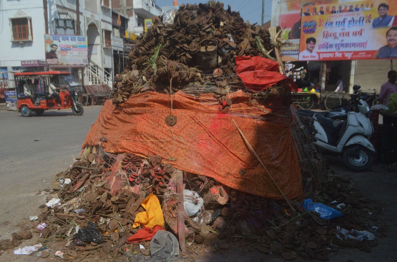 फोटो-14- आलू थोक में होलिका दहन के बाद पूजन करते लोग। संवाद फोटो-14- आलू थोक में होलिका दहन के बाद पूजन करते लोग। संवाद