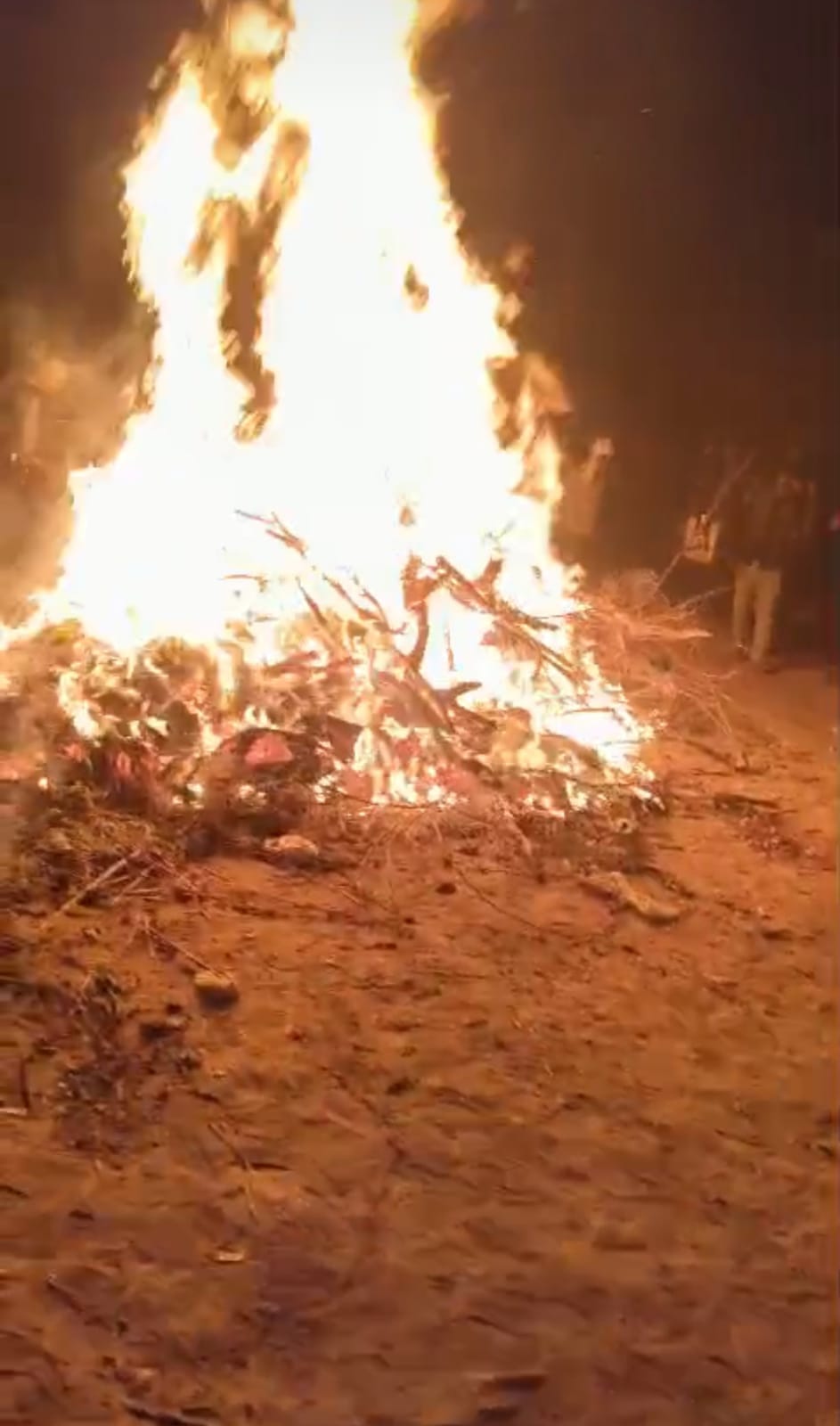 फोटो - 15 सदर कोतवाली के सामने रंग की दुकान में लगी भीड़। संवाद